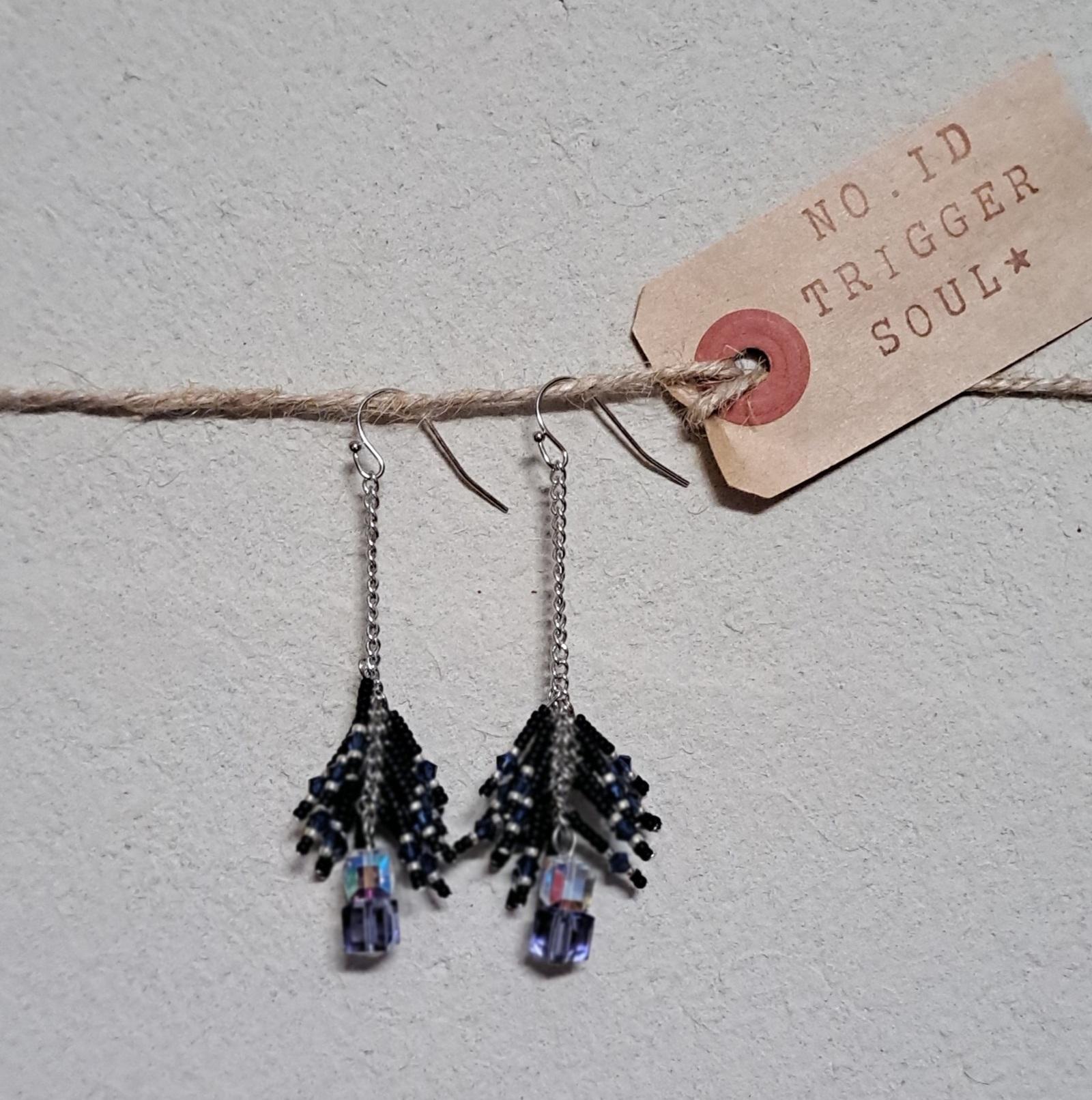 ゆらゆら揺れる優雅な輝き。style格上げします。ビーズロングフリンジピアス(ブラック×パープル) | 2枚目