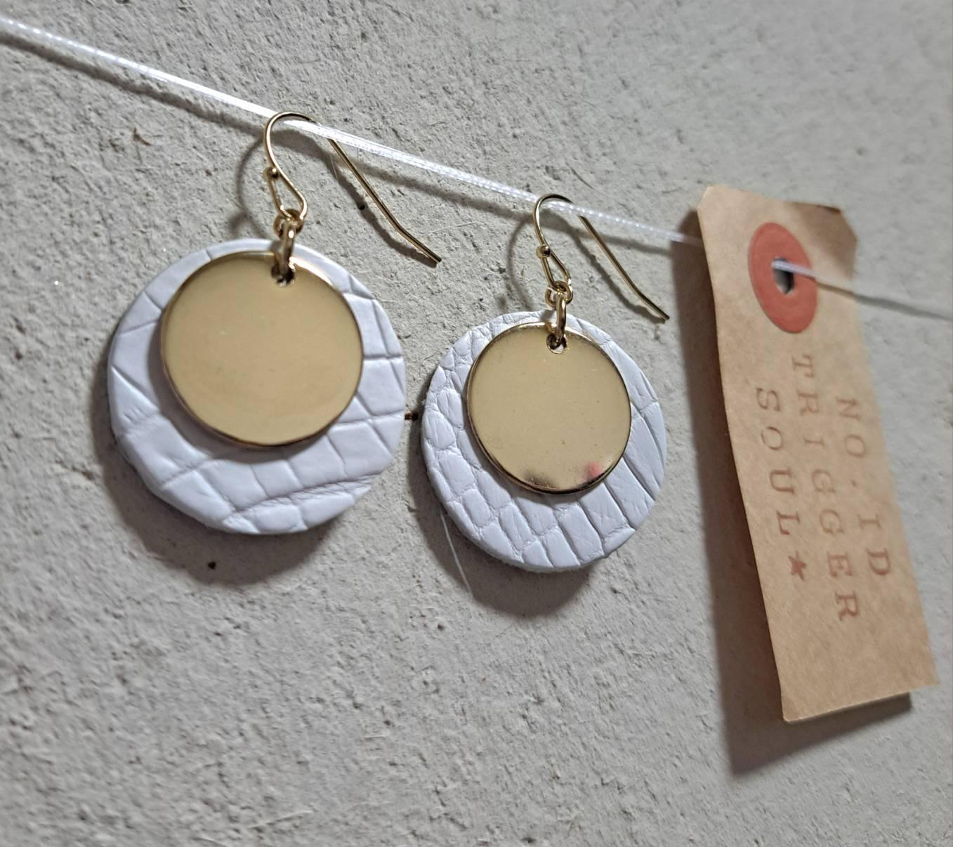 ホワイトという贅沢。COOLなメタル×クロコダイル25㍉（ゴールド）