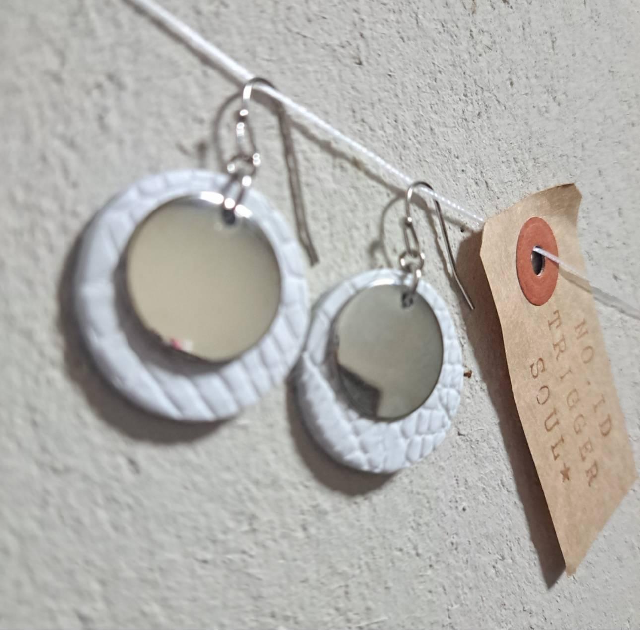 ホワイトという贅沢。COOLなメタル×クロコダイル25 ㍉（シルバー）