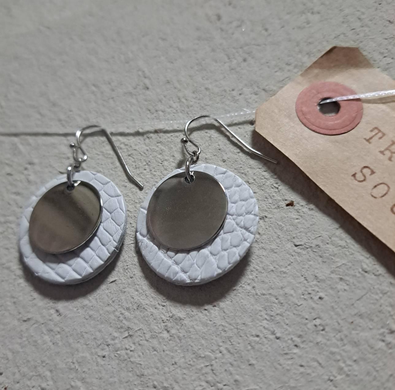 ホワイトという贅沢。COOLなメタル×クロコダイル25 ㍉（シルバー） | 6枚目