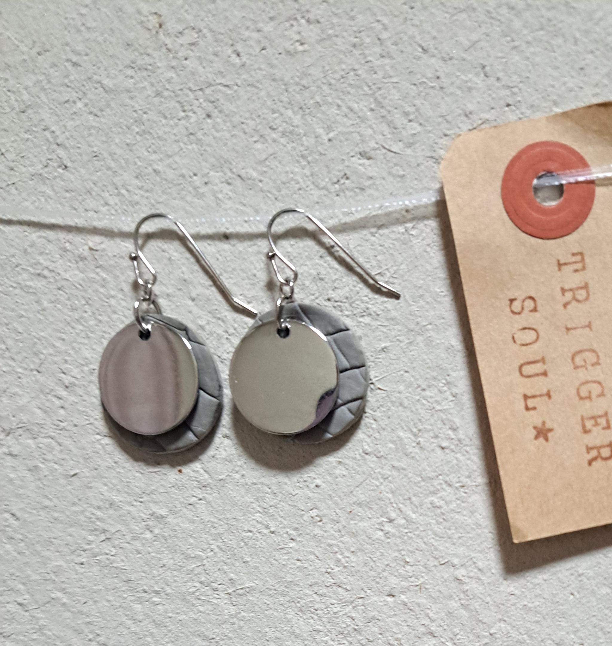 皮革の宝石といわれる本革クロコダイル（20㍉）×ゴールドメタル/アイスグレー サステナブルピアス/一度は手にしたい逸品 | 5枚目