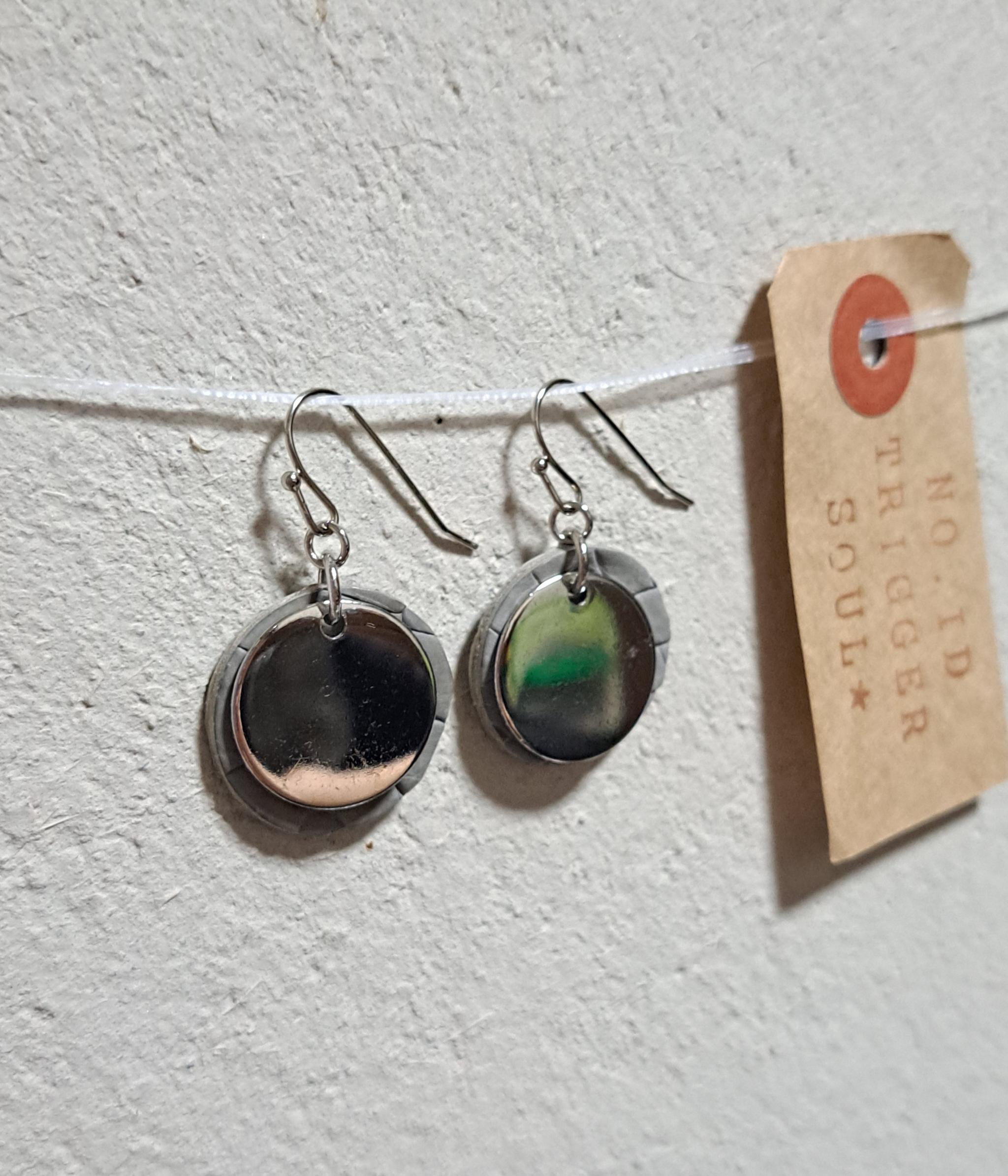 皮革の宝石といわれる本革クロコダイル（20㍉）×ゴールドメタル/アイスグレー サステナブルピアス/一度は手にしたい逸品 | 2枚目