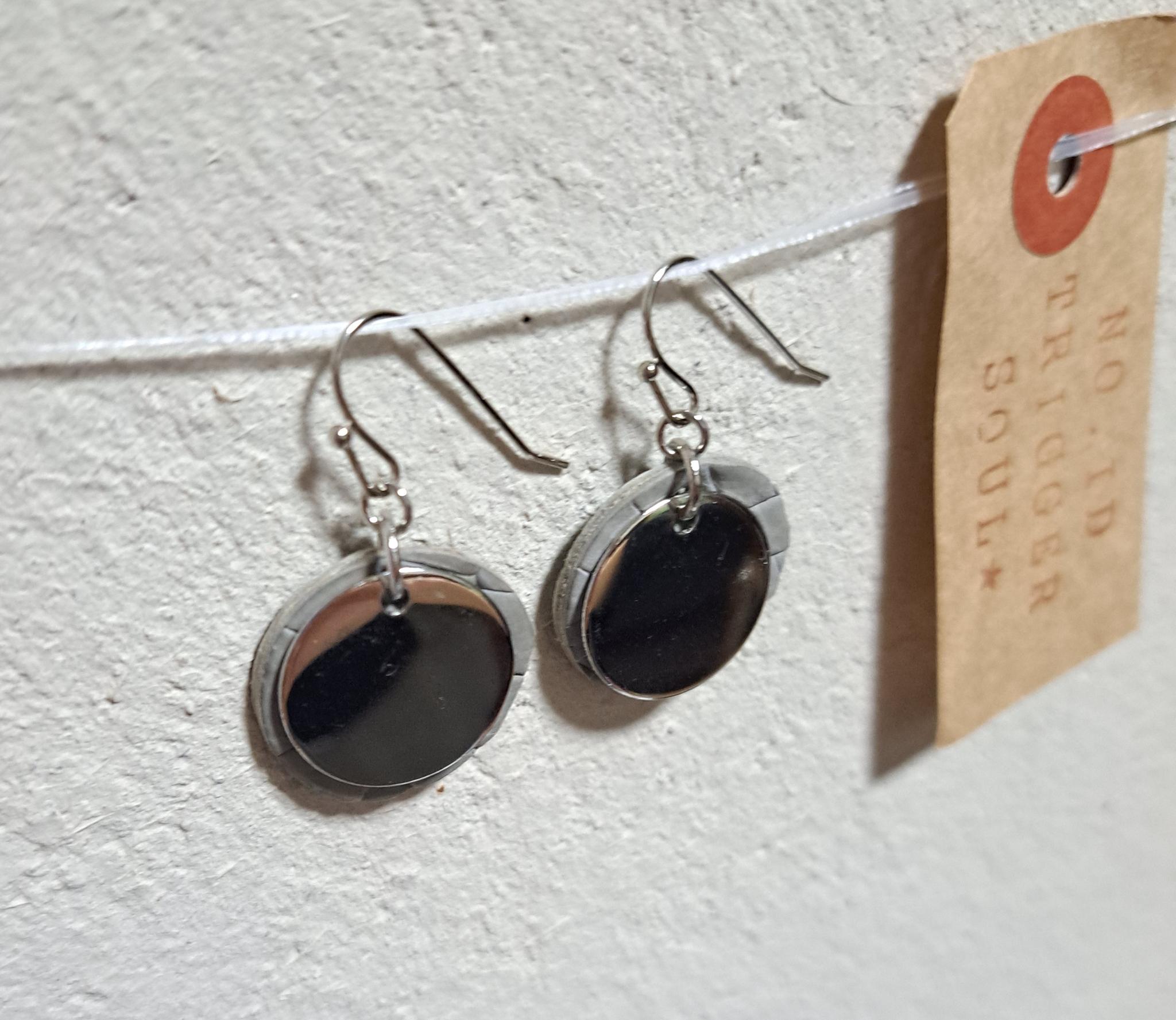 皮革の宝石といわれる本革クロコダイル（20㍉）×ゴールドメタル/アイスグレー サステナブルピアス/一度は手にしたい逸品 | 9枚目