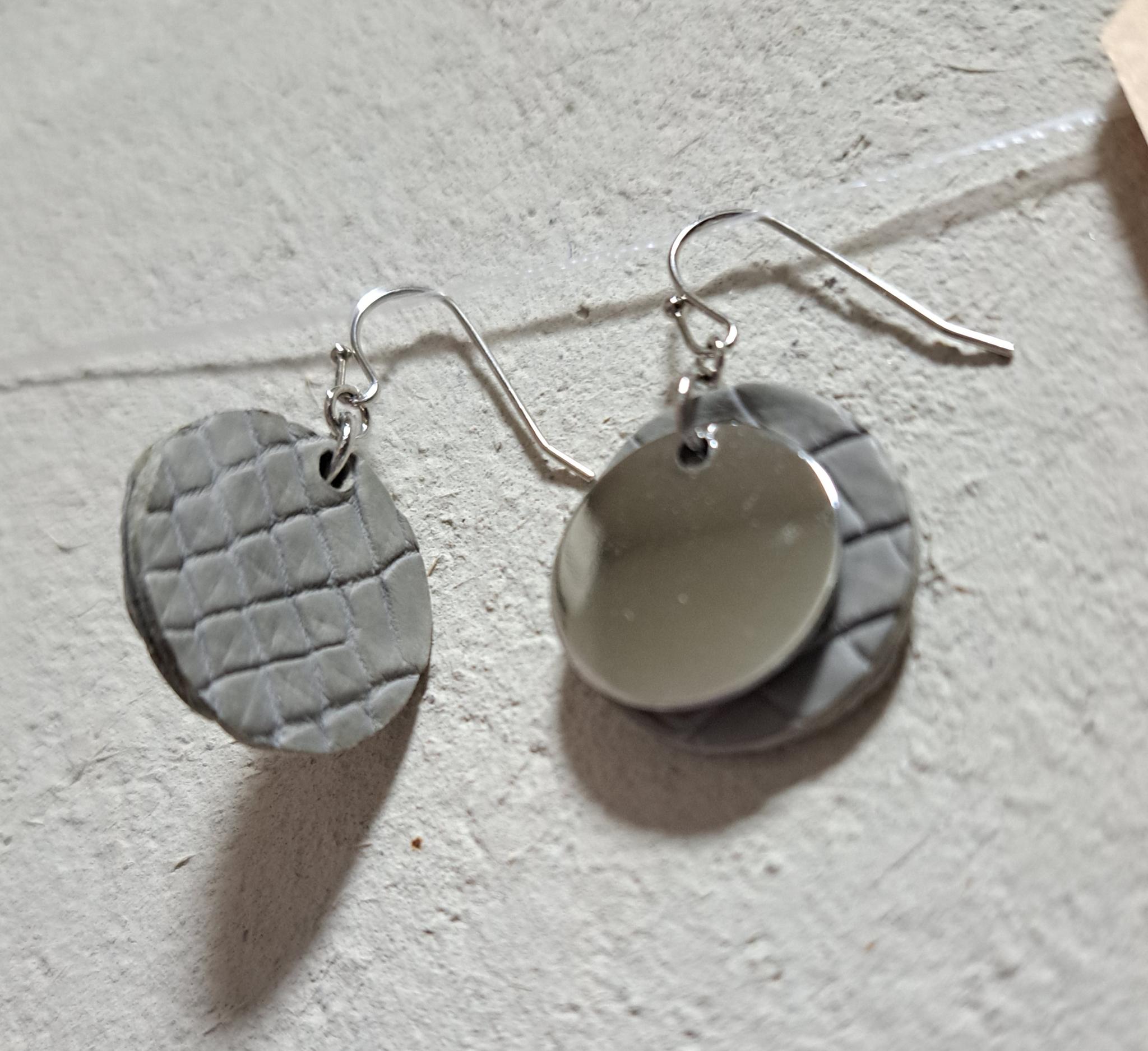 皮革の宝石といわれる本革クロコダイル（20㍉）×ゴールドメタル/アイスグレー サステナブルピアス/一度は手にしたい逸品 | 4枚目