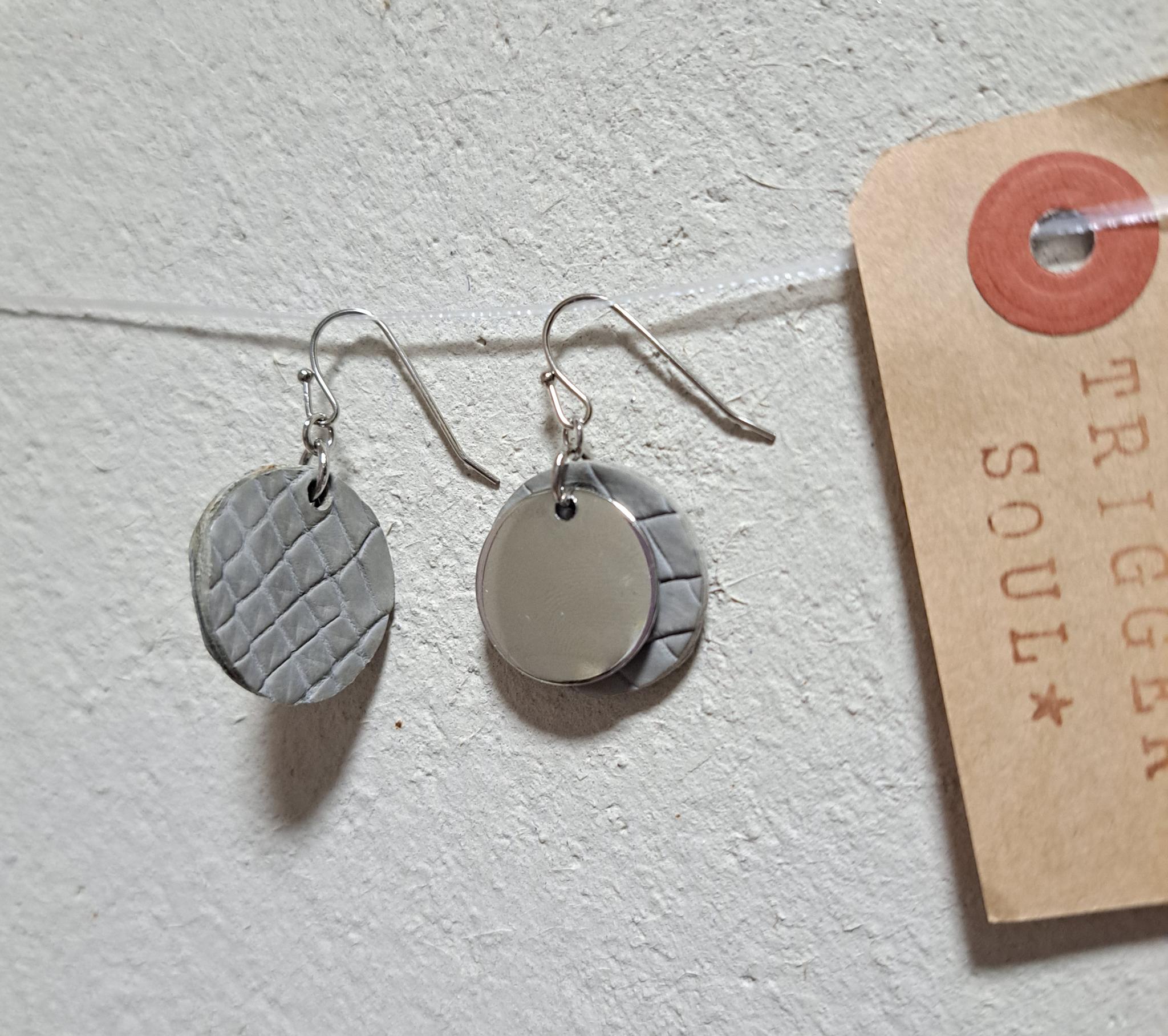 皮革の宝石といわれる本革クロコダイル（20㍉）×ゴールドメタル/アイスグレー サステナブルピアス/一度は手にしたい逸品 | 10枚目