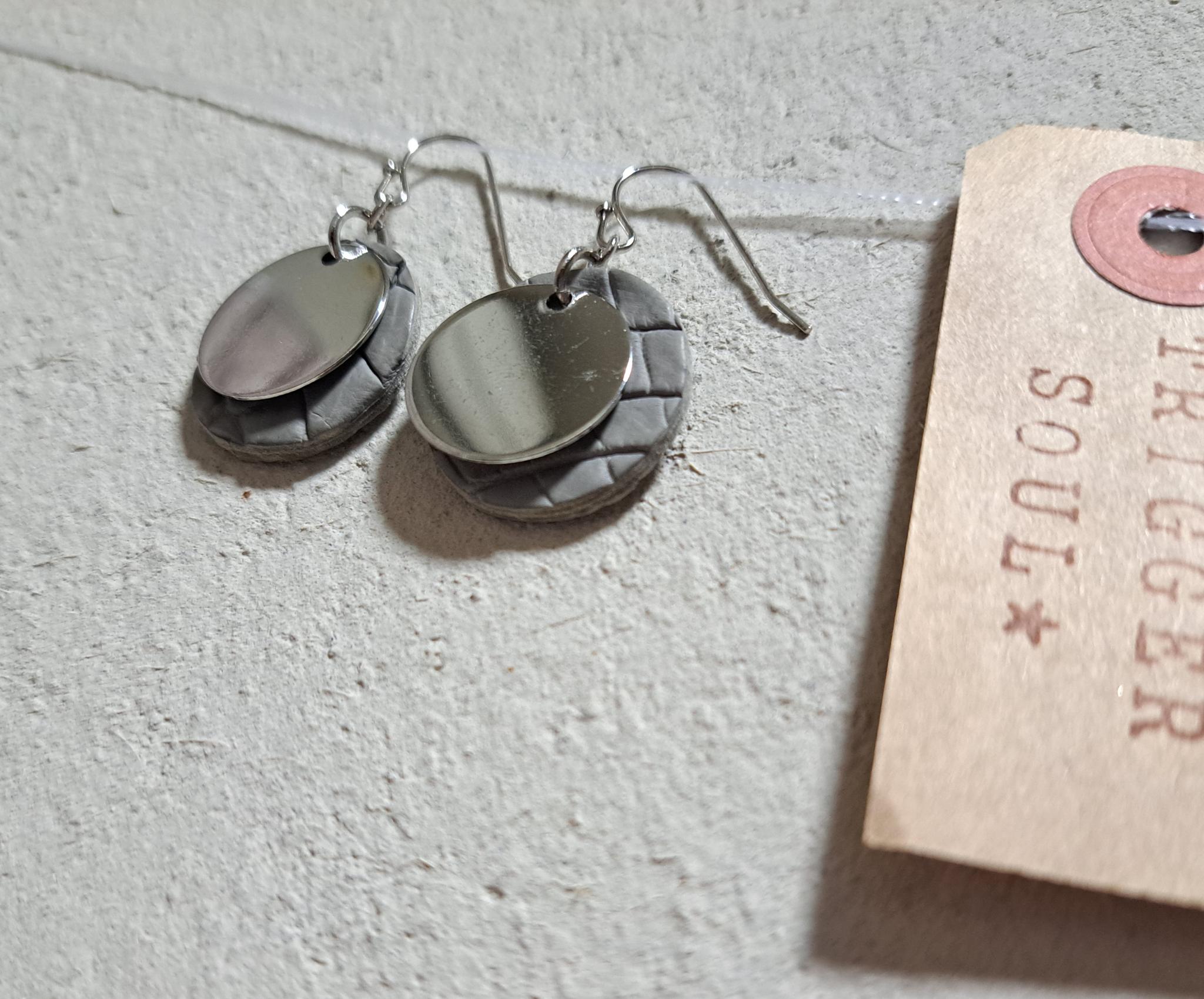 皮革の宝石といわれる本革クロコダイル（20㍉）×ゴールドメタル/アイスグレー サステナブルピアス/一度は手にしたい逸品 | 11枚目