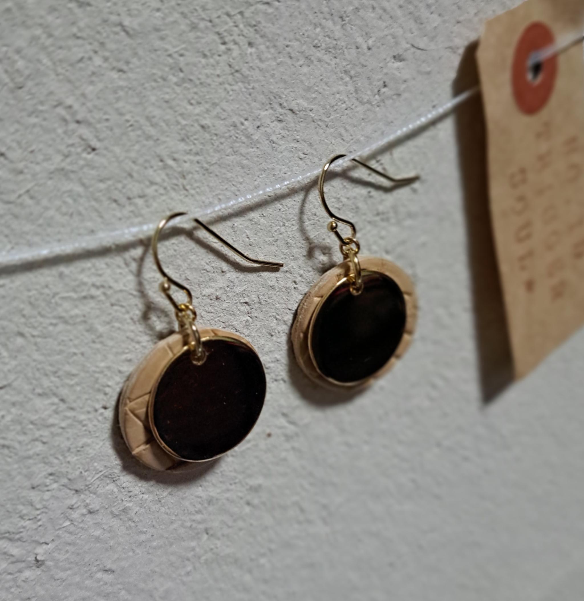 皮革の宝石といわれる本革クロコダイル（20㍉）×ゴールドメタル/ヌードベージュ サステナブルピアス/一度は手にしたい逸品 | 10枚目