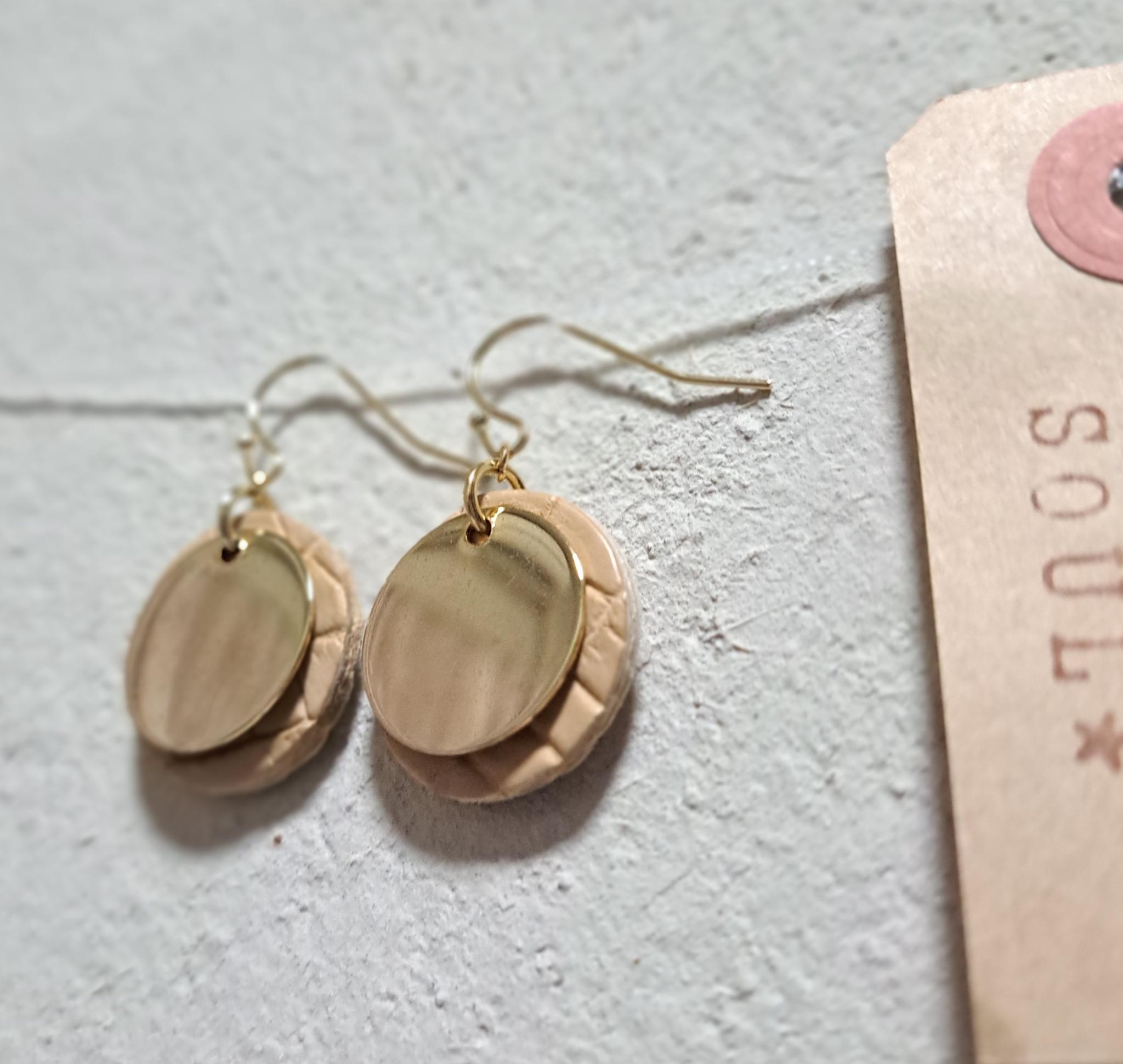 皮革の宝石といわれる本革クロコダイル（20㍉）×ゴールドメタル/ヌードベージュ サステナブルピアス/一度は手にしたい逸品 | 13枚目