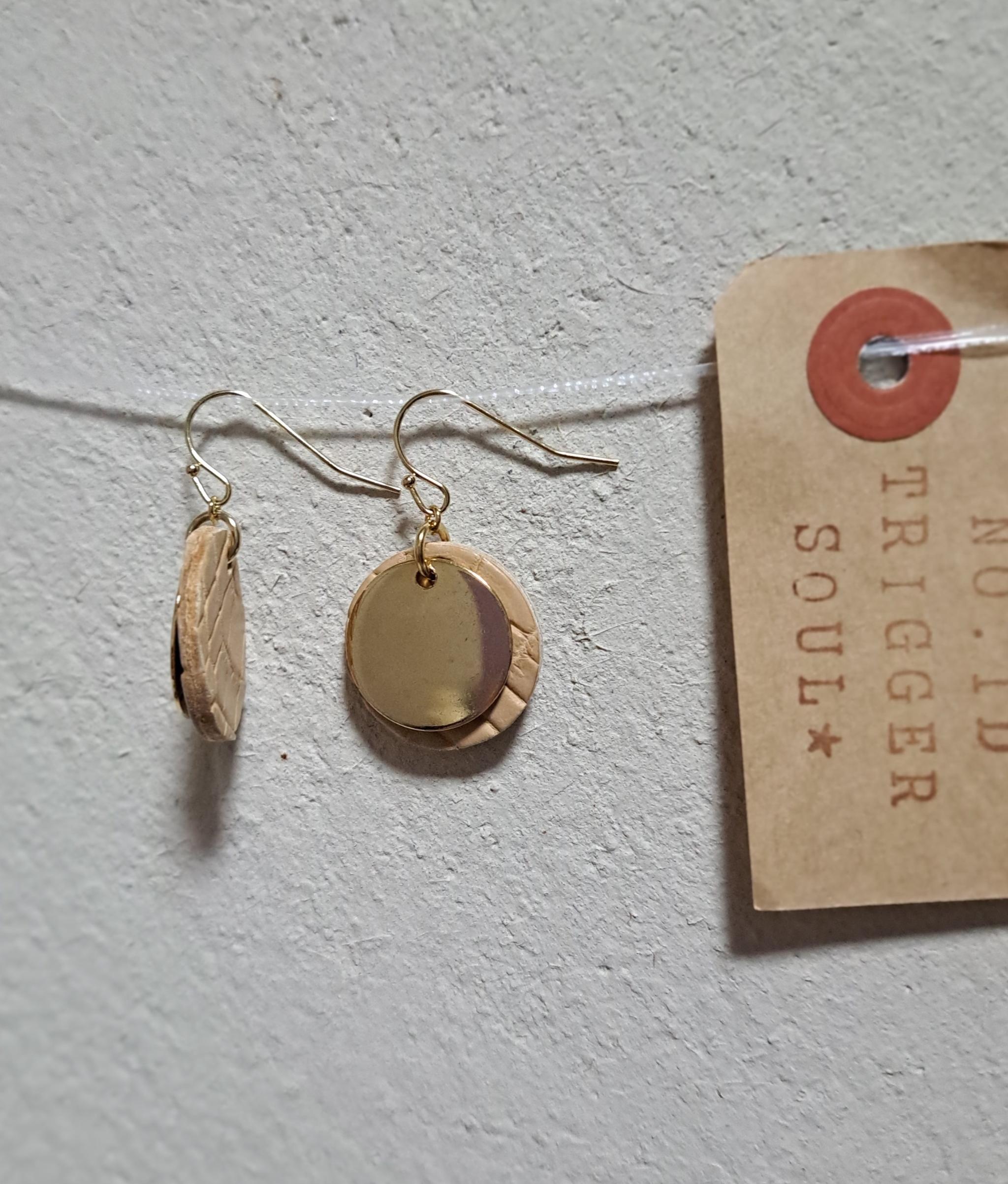 皮革の宝石といわれる本革クロコダイル（20㍉）×ゴールドメタル/ヌードベージュ サステナブルピアス/一度は手にしたい逸品 | 14枚目