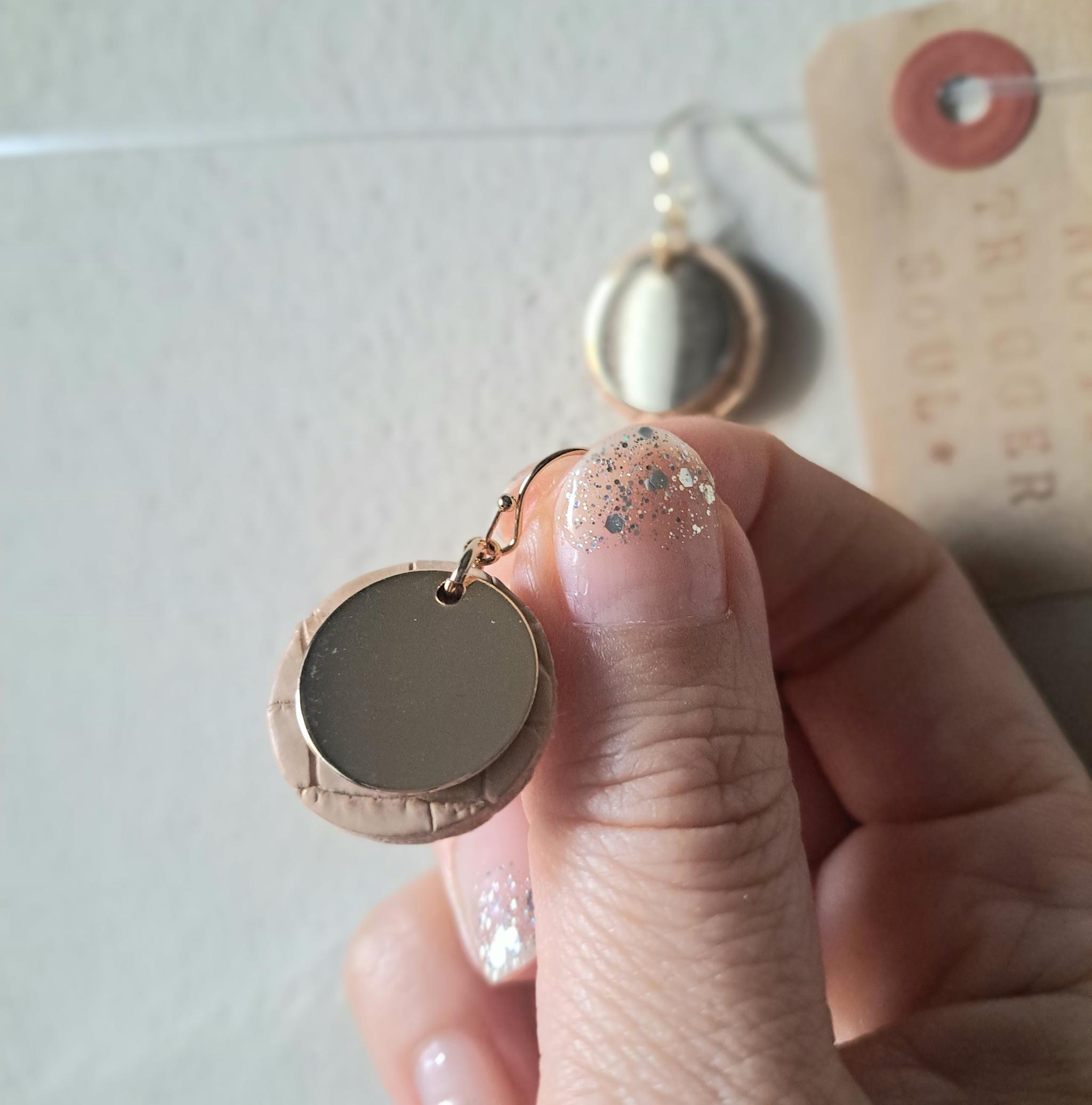 皮革の宝石といわれる本革クロコダイル（20㍉）×ゴールドメタル/ヌードベージュ サステナブルピアス/一度は手にしたい逸品 | 3枚目