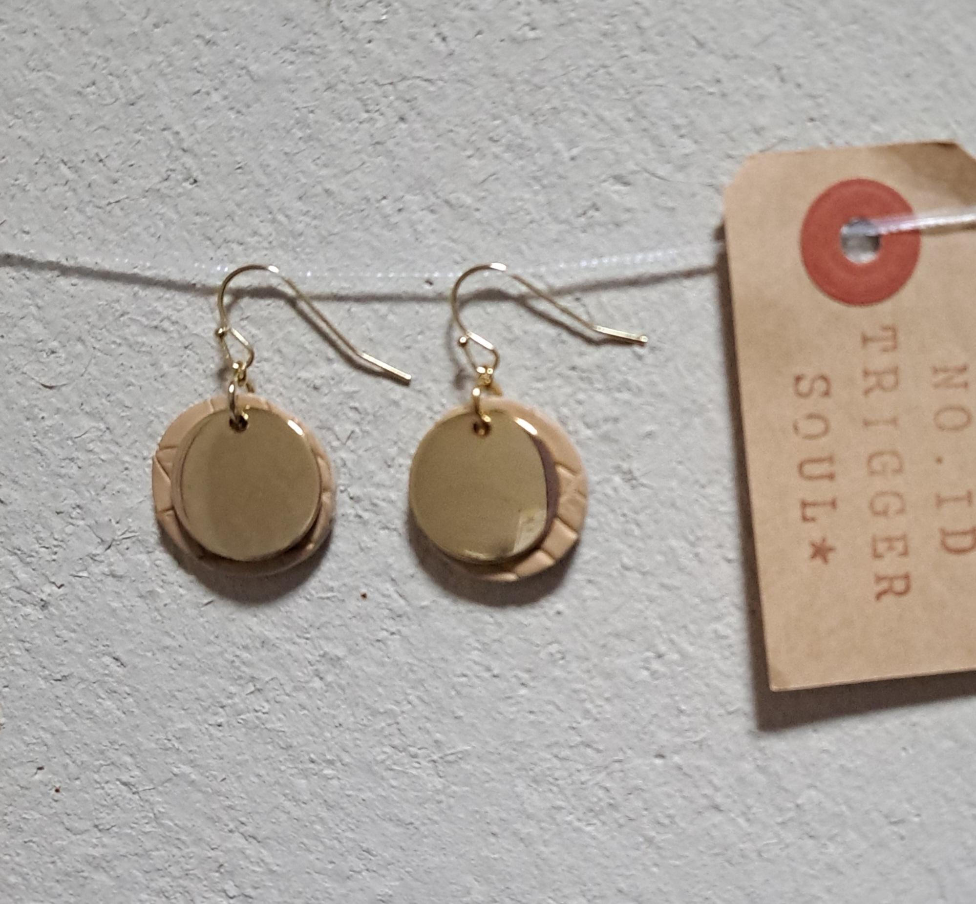 皮革の宝石といわれる本革クロコダイル（20㍉）×ゴールドメタル/ヌードベージュ サステナブルピアス/一度は手にしたい逸品 | 4枚目