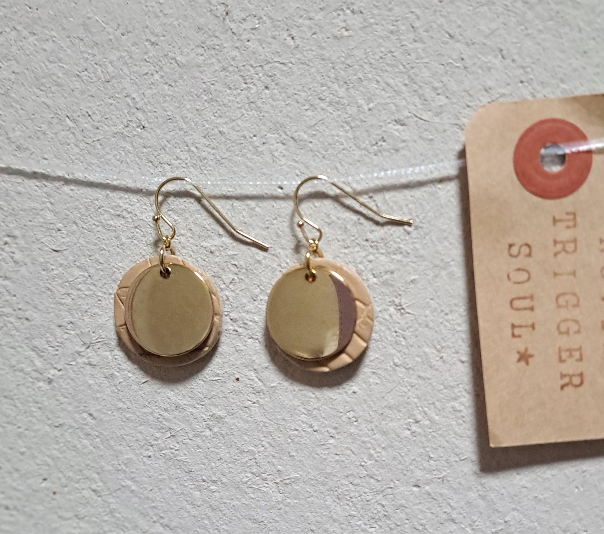 皮革の宝石といわれる本革クロコダイル（20㍉）×ゴールドメタル/ヌードベージュ サステナブルピアス/一度は手にしたい逸品 | 6枚目