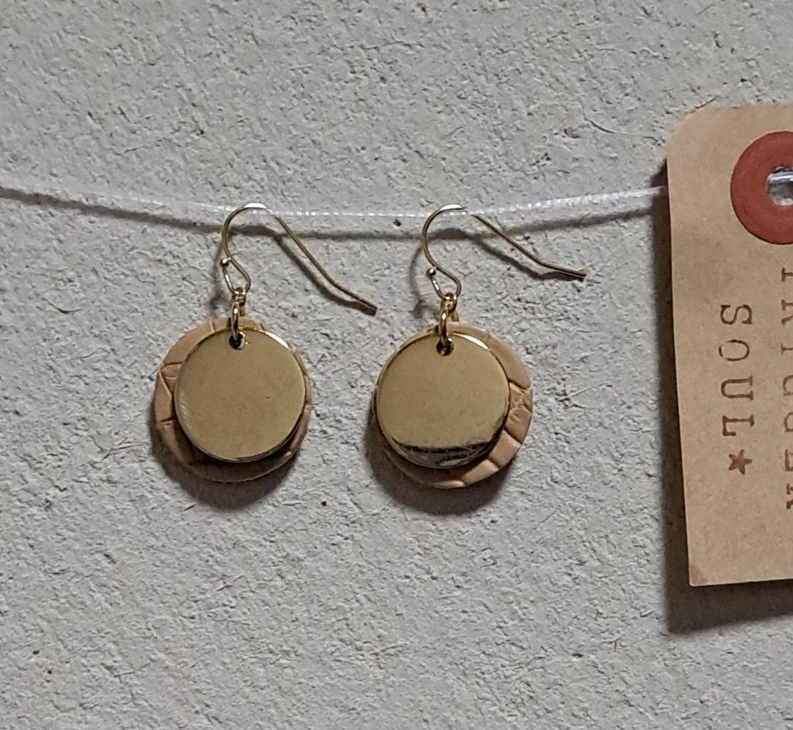 皮革の宝石といわれる本革クロコダイル（20㍉）×ゴールドメタル/ヌードベージュ サステナブルピアス/一度は手にしたい逸品 | 7枚目