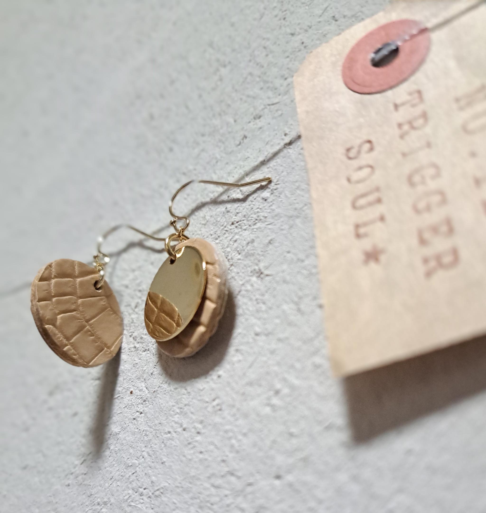 皮革の宝石といわれる本革クロコダイル（20㍉）×ゴールドメタル/ヌードベージュ サステナブルピアス/一度は手にしたい逸品 | 8枚目