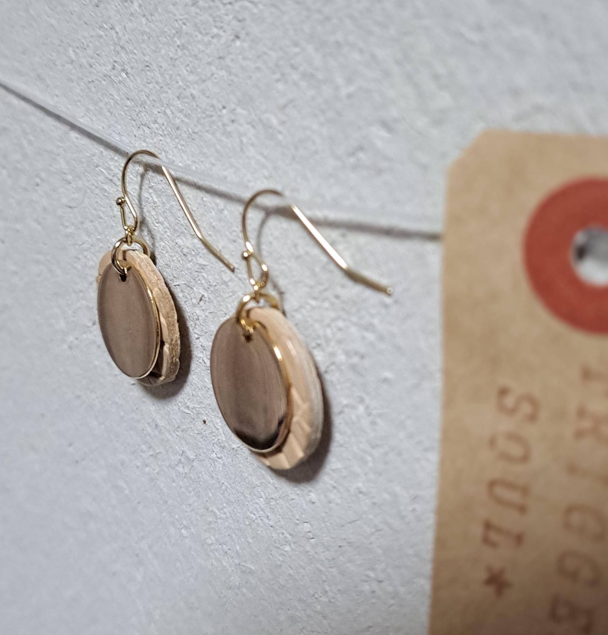 皮革の宝石といわれる本革クロコダイル（20㍉）×ゴールドメタル/ヌードベージュ サステナブルピアス/一度は手にしたい逸品 | 9枚目