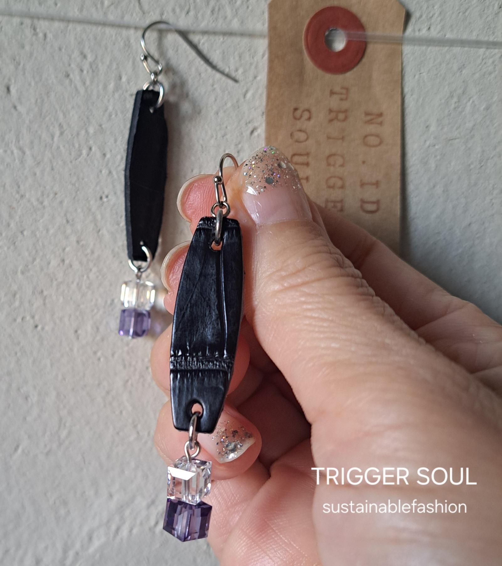 【想像よりはるかに軽い】クロコダイル本革×クリスタル／サステナブルピアス｜廃材レザーアクセサリー | 3枚目