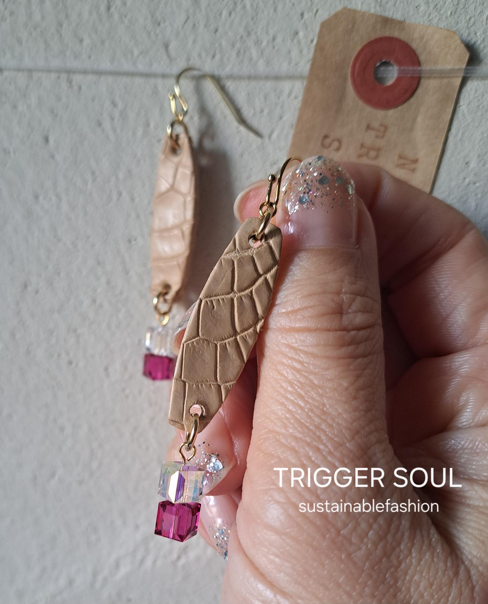 【想像よりはるかに軽い】クロコダイル本革×クリスタル／サステナブルピアス｜廃材レザーアクセサリー | 3枚目