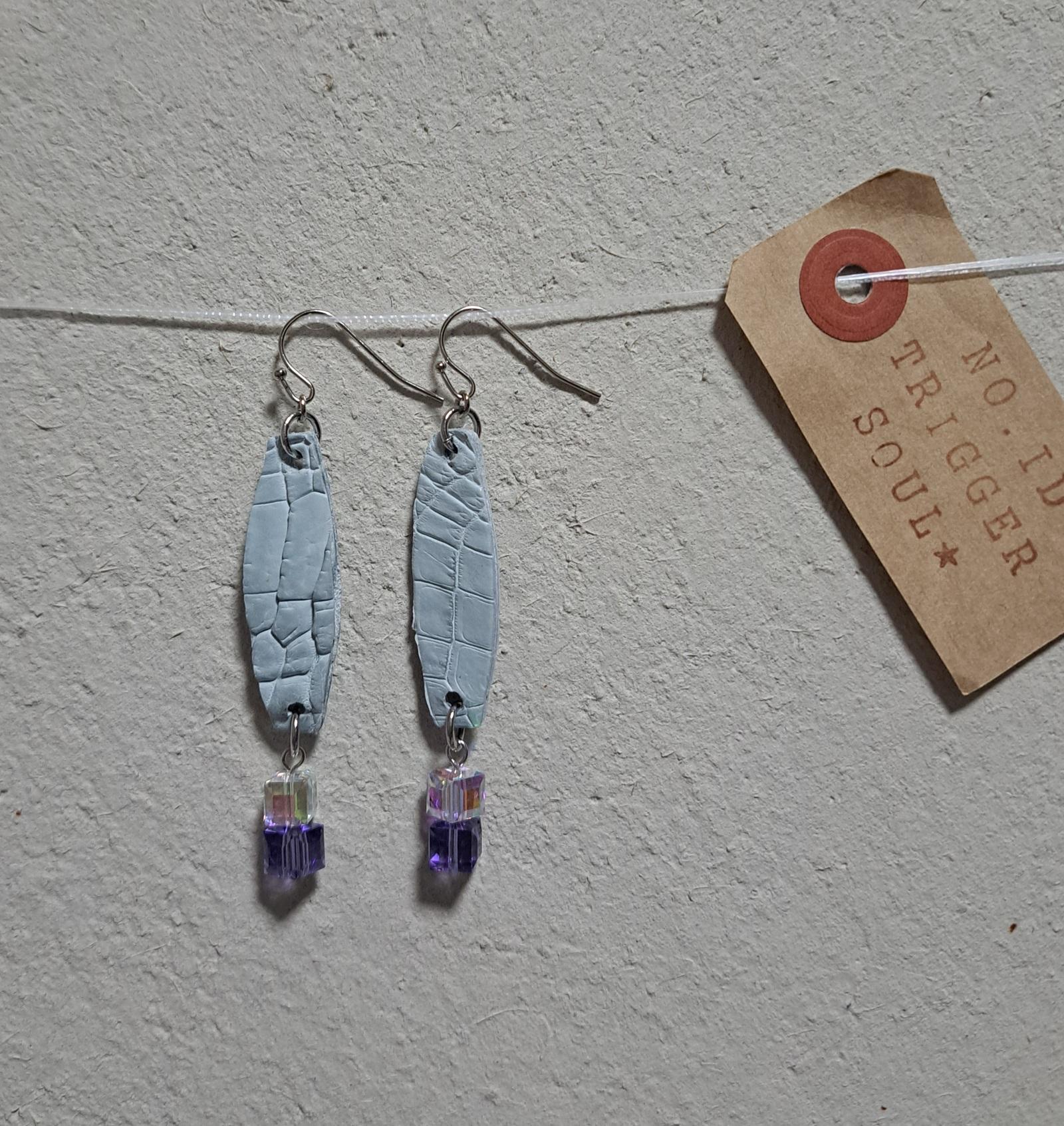 【想像よりはるかに軽い】クロコダイル本革×クリスタル／サステナブルピアス｜廃材レザーアクセサリー | 6枚目