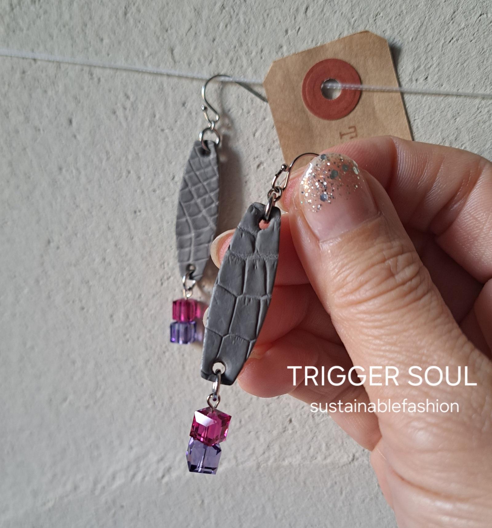 【想像よりはるかに軽い】クロコダイル本革×クリスタル／サステナブルピアス｜廃材レザーアクセサリー | 2枚目