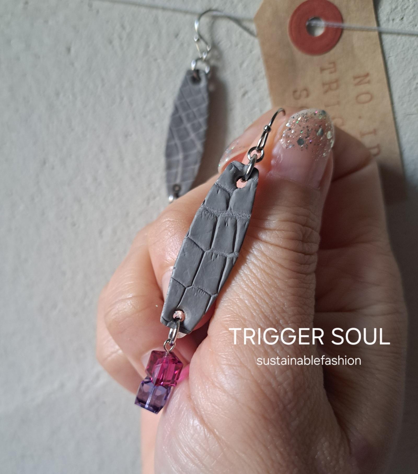 【想像よりはるかに軽い】クロコダイル本革×クリスタル／サステナブルピアス｜廃材レザーアクセサリー | 4枚目