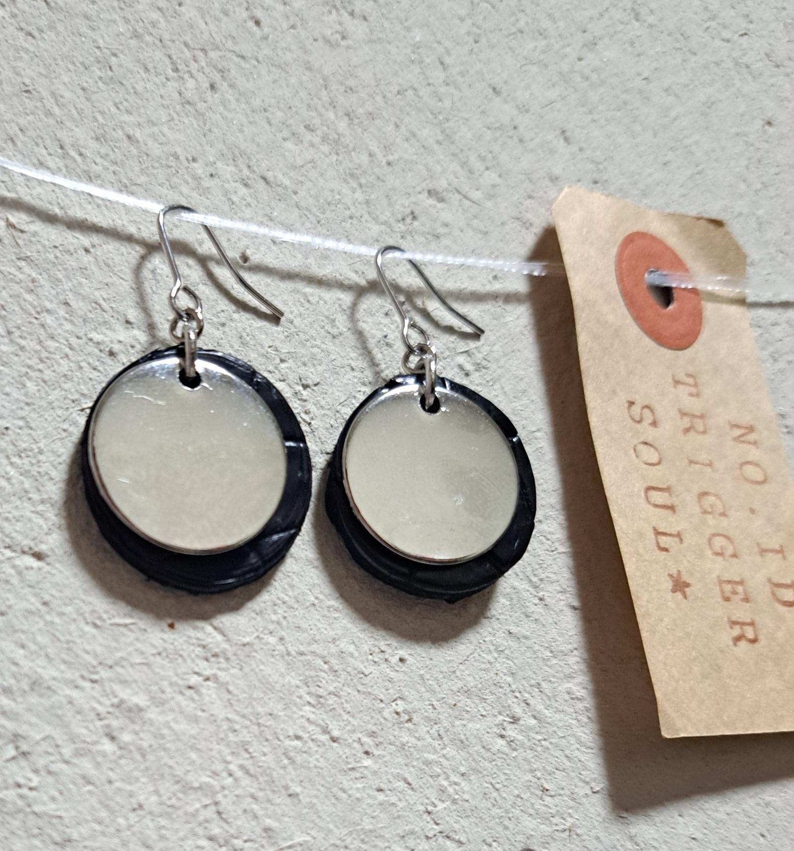 「3.5㌘の自由」つけていることを忘れる軽さ/クロコダイル本革×シルバー サステナブルピアス | 4枚目