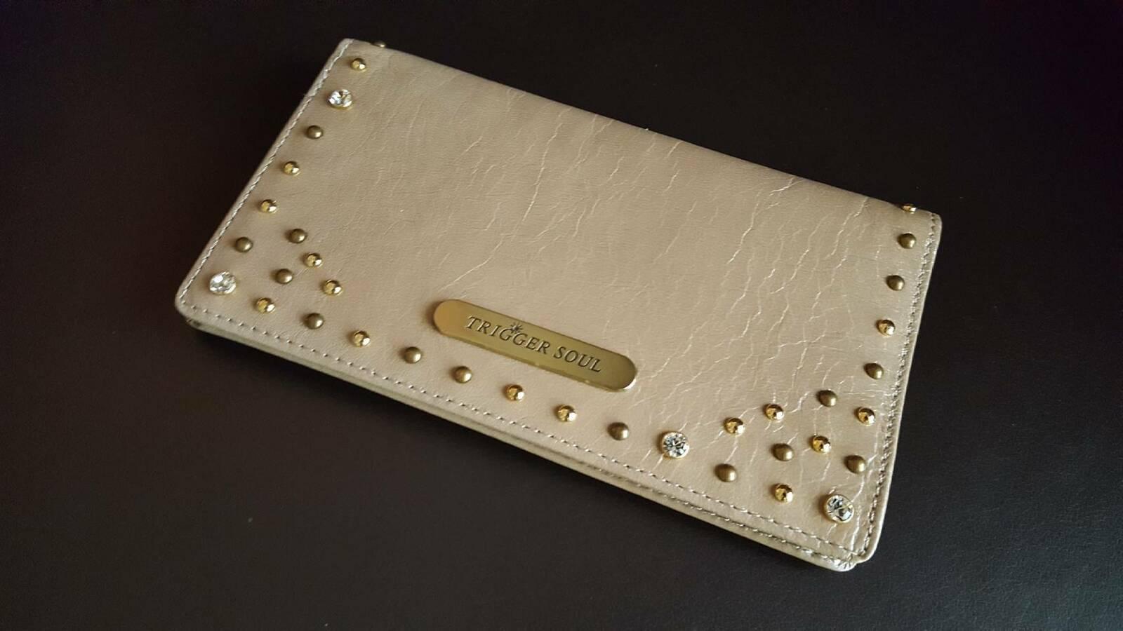 【手に入れた時のときめき】 お財布だって主役級！ スワロフスキー・スタッズを贅沢に散りばめたこだわりウォレット/ベージュ