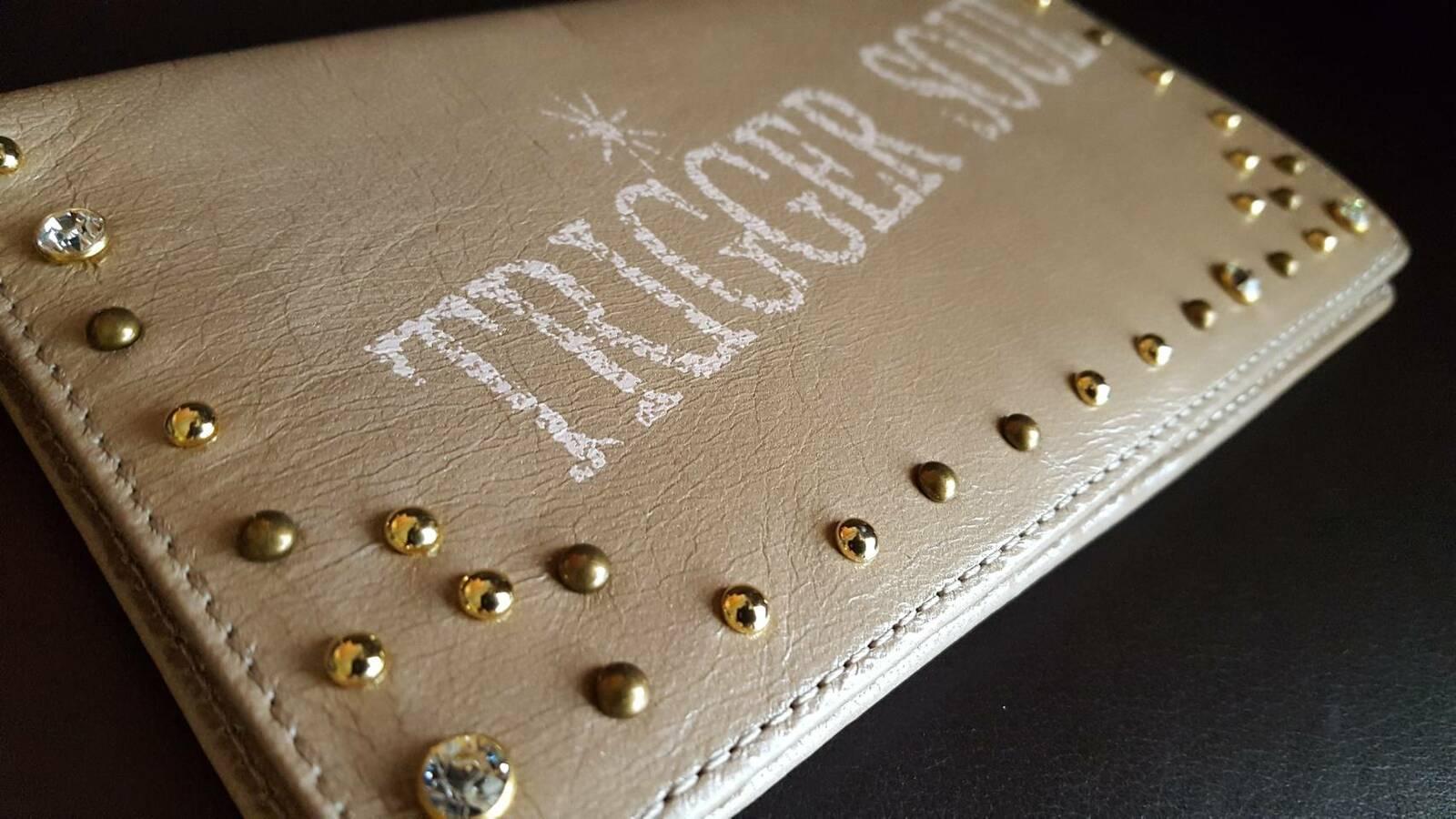 【手に入れた時のときめき】 お財布だって主役級！ スワロフスキー・スタッズを贅沢に散りばめたこだわりウォレット/ベージュ | 2枚目