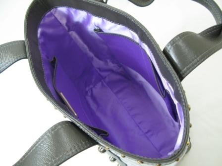 大人の遊び心を刺激する そして 多くの女性を魅了する。スワロフスキースタッズ×オリジナルダイヤプリントトート/グレー | 5枚目