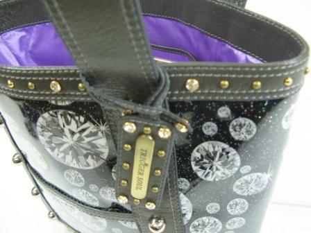 大人の遊び心を刺激する そして 多くの女性を魅了する。スワロフスキースタッズ×オリジナルダイヤプリントトート/グレー | 6枚目